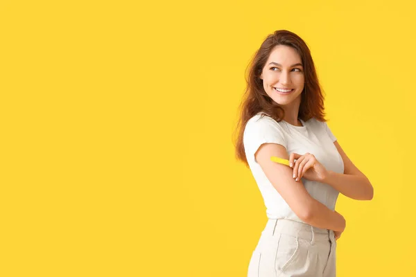 Junge Frau Trägt Pflaster Vor Farbigem Hintergrund Auf — Stockfoto