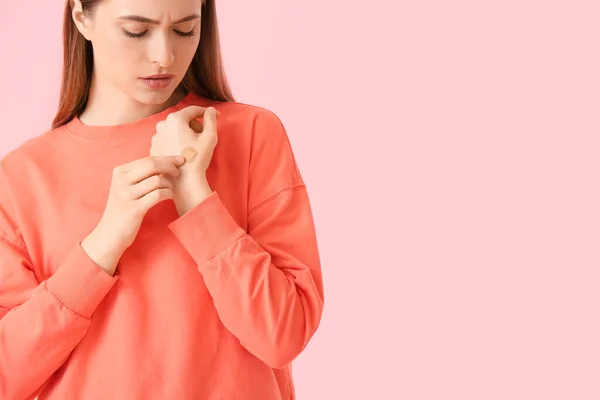 Mujer Joven Con Parche Médico Aplicado Contra Fondo Color — Foto de Stock