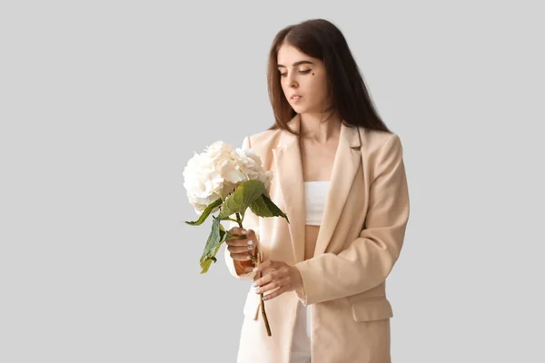 Açık Arkaplanda Ortanca Çiçekleri Olan Genç Bir Kadın — Stok fotoğraf