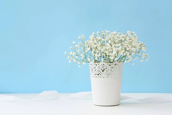 Florero Con Hermosas Flores Gypsophila Mesa Cerca Pared Color — Foto de Stock