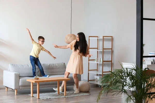 Junge Frau Und Ihr Kleiner Sohn Tanzen Hause — Stockfoto