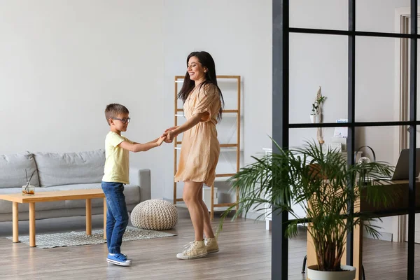 Giovane Donna Suo Piccolo Figlio Che Ballano Casa — Foto Stock