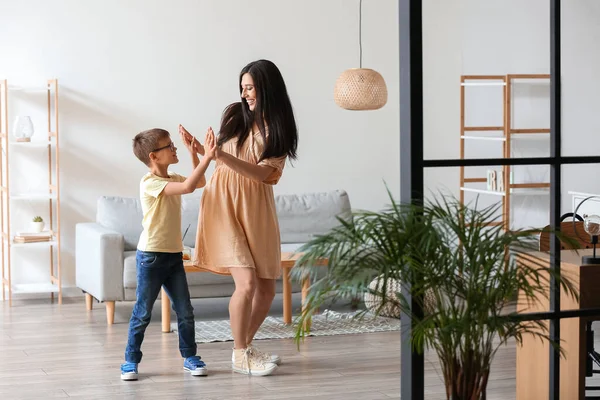 Junge Frau Und Ihr Kleiner Sohn Tanzen Hause — Stockfoto