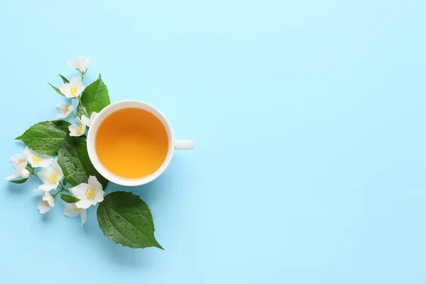 Cup Jasmin Och Blommor Färg Bakgrund — Stockfoto