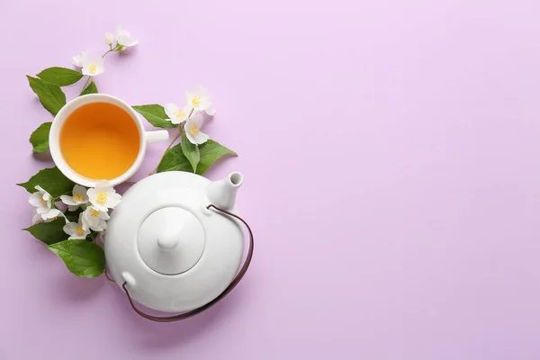 色背景にジャスミン茶 ティーポット 花のカップと組成物 — ストック写真
