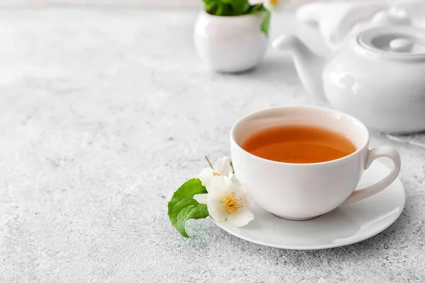 Kopje Jasmijnthee Theepot Bloemen Lichte Ondergrond — Stockfoto