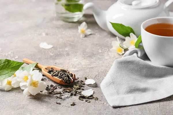 Colher Com Chá Verde Seco Xícara Bebida Quente Flores Jasmim — Fotografia de Stock