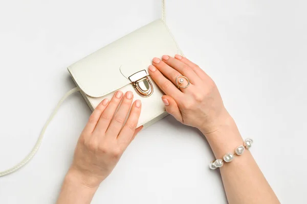 Handen Met Mooie Manicure Tas Armband Witte Achtergrond — Stockfoto
