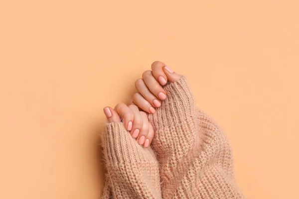 Manos Con Manicura Hermosa Sobre Fondo Color — Foto de Stock