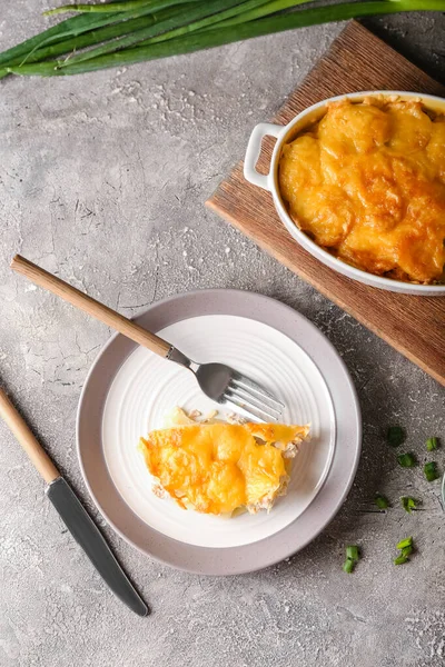 Teller Mit Stück Leckerem Kartoffelauflauf Auf Grunge Hintergrund — Stockfoto