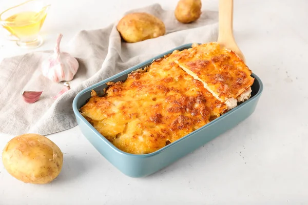 Bakning Skålen Med Välsmakande Potatis Gryta Ljus Bakgrund — Stockfoto