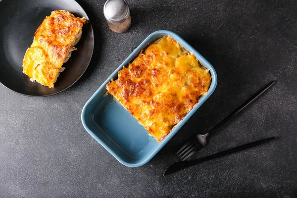 Piatto Cottura Con Gustosa Casseruola Patate Sfondo Scuro — Foto Stock