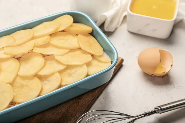 Zubereitung Von Leckeren Kartoffelauflauf Auflaufform Heller Hintergrund Nahaufnahme — Stockfoto