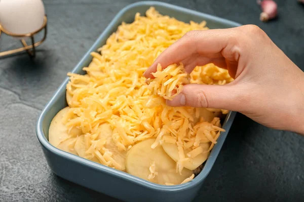 Mulher Preparando Saborosa Caçarola Batata Assadeira Fundo Escuro Close — Fotografia de Stock