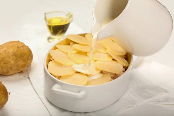 Milch Auflaufform Mit Leckerem Kartoffelauflauf Auf Hellem Hintergrund Gießen Nahaufnahme — Stockfoto