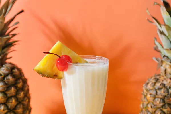 Bicchiere Con Gustoso Cocktail Pina Colada Sfondo Colori — Foto Stock