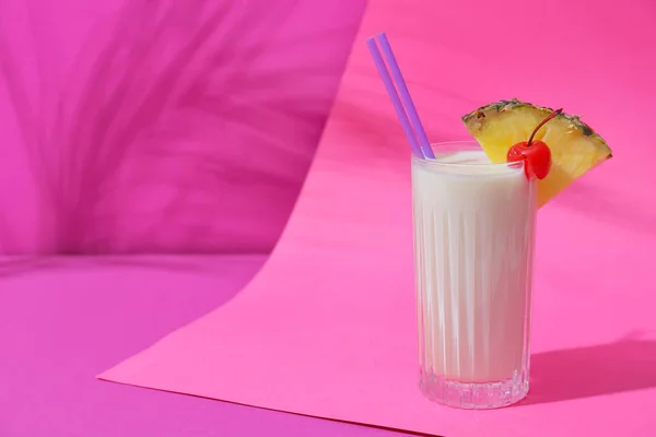 Glas Med Välsmakande Pina Colada Cocktail Färg Bakgrund — Stockfoto