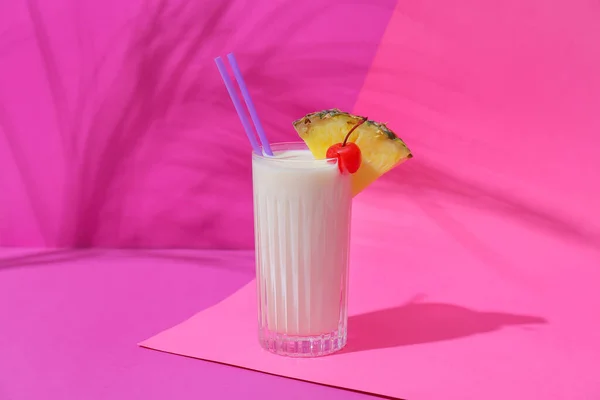 Glas Mit Leckerem Pina Colada Cocktail Auf Farbigem Hintergrund — Stockfoto