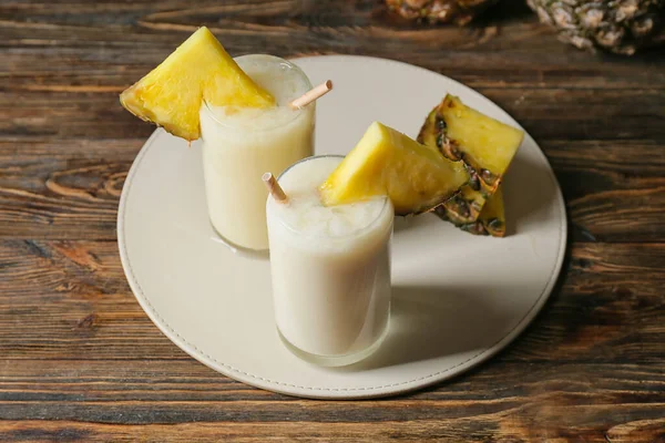 Óculos Com Saboroso Coquetel Pina Colada Fundo Madeira — Fotografia de Stock