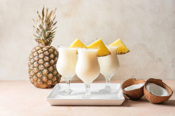 Lunettes Avec Savoureux Cocktail Pina Colada Sur Fond Clair — Photo