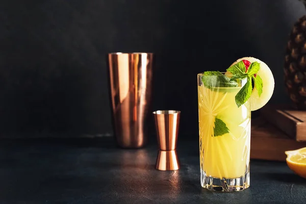 Glas Heerlijke Mai Tai Cocktail Donkere Achtergrond — Stockfoto