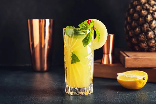 Glas Heerlijke Mai Tai Cocktail Donkere Achtergrond — Stockfoto