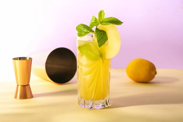 Glas Heerlijke Mai Tai Cocktail Kleur Achtergrond — Stockfoto