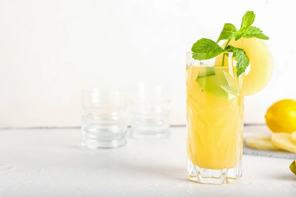 Vaso Delicioso Cóctel Mai Tai Sobre Fondo Claro — Foto de Stock