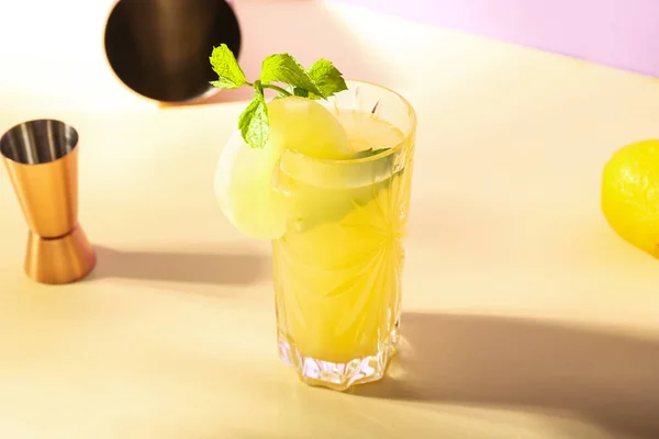 Copo Delicioso Mai Tai Cocktail Sobre Fundo Cor — Fotografia de Stock