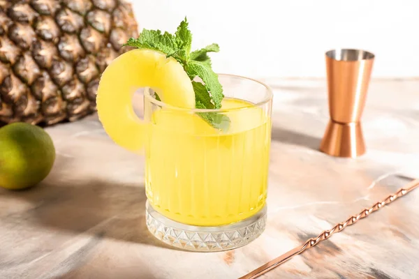 Glas Leckerer Mai Tai Cocktail Auf Grunge Hintergrund — Stockfoto