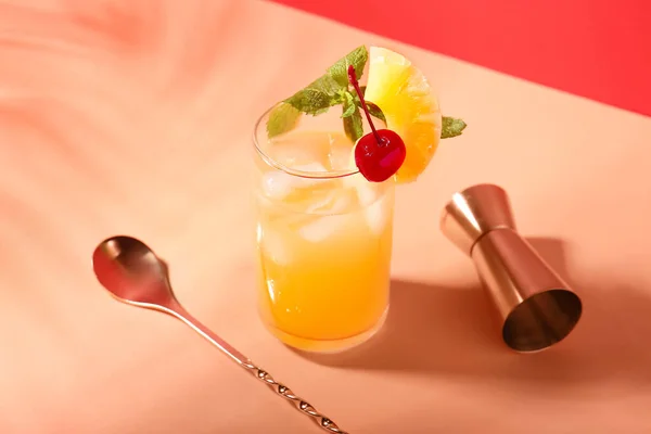 Copa Delicioso Cóctel Mai Tai Sobre Fondo Color — Foto de Stock