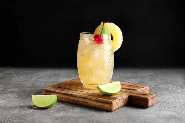 Bicchiere Delizioso Mai Tai Cocktail Sfondo Grigio — Foto Stock