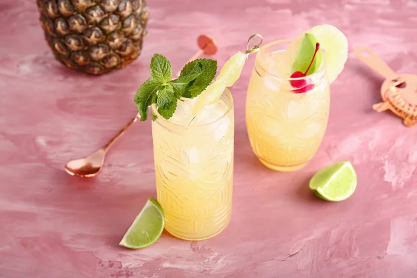 Bril Van Heerlijke Mai Tai Cocktail Kleur Achtergrond — Stockfoto