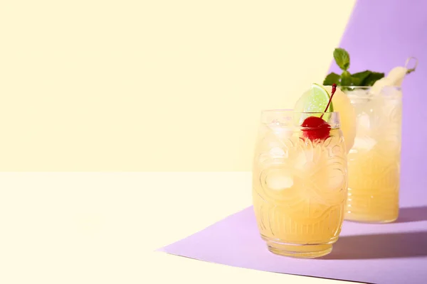 Gläser Mit Köstlichem Mai Tai Cocktail Auf Farbigem Hintergrund — Stockfoto