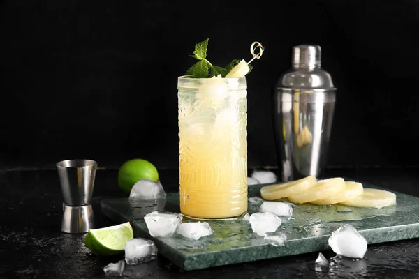 Glas Heerlijke Mai Tai Cocktail Donkere Achtergrond — Stockfoto