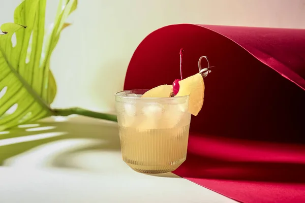 Verre Délicieux Mai Tai Cocktail Sur Fond Couleur — Photo