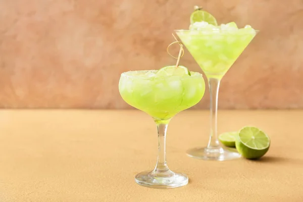 Gläser Mit Leckerem Daiquiri Cocktail Auf Farbigem Hintergrund — Stockfoto