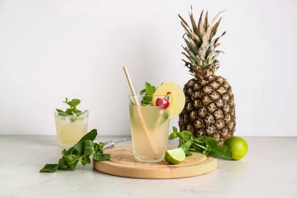 Glas Heerlijke Mai Tai Cocktail Lichte Achtergrond — Stockfoto