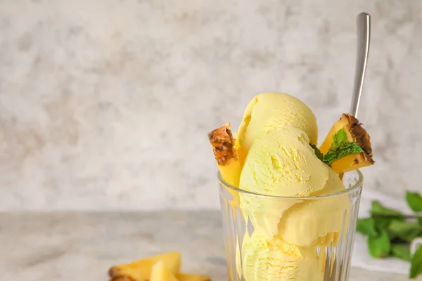 Glas Med Välsmakande Ananas Glass Ljus Bakgrund Närbild — Stockfoto