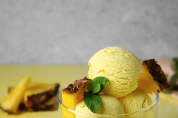 배경에 맛있는 파인애플 아이스크림을 클로즈업 — 스톡 사진
