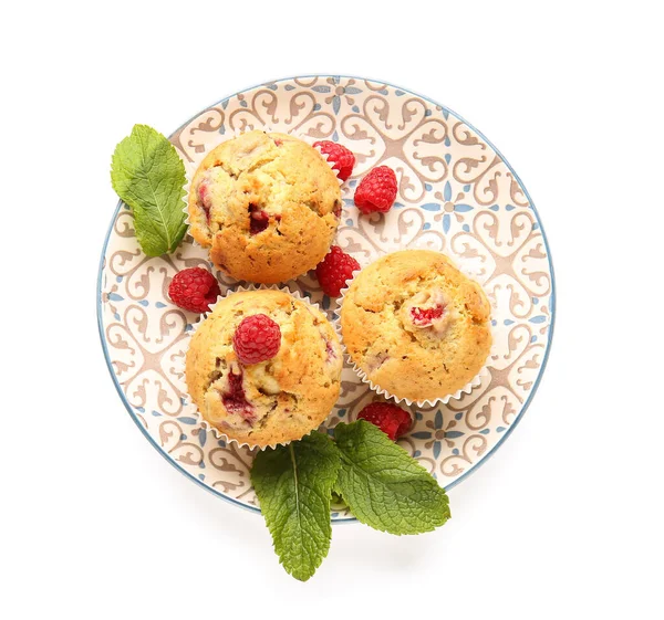 Piatto Con Gustosi Muffin Lampone Sfondo Bianco — Foto Stock