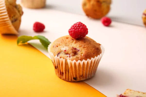 Tasty Raspberry Muffin Color Background Closeup — Stock Photo, Image