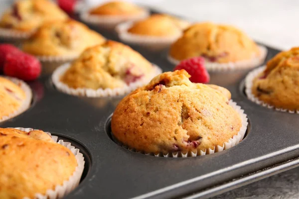 Latta Cottura Con Gustosi Muffin Lampone Primo Piano — Foto Stock