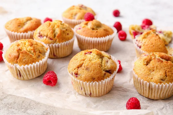 Parchemin Avec Savoureux Muffins Framboises Sur Fond Clair Gros Plan — Photo