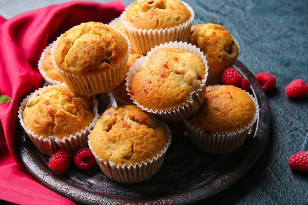 Lemez Ízletes Málna Muffin Színes Háttér Közelkép — Stock Fotó