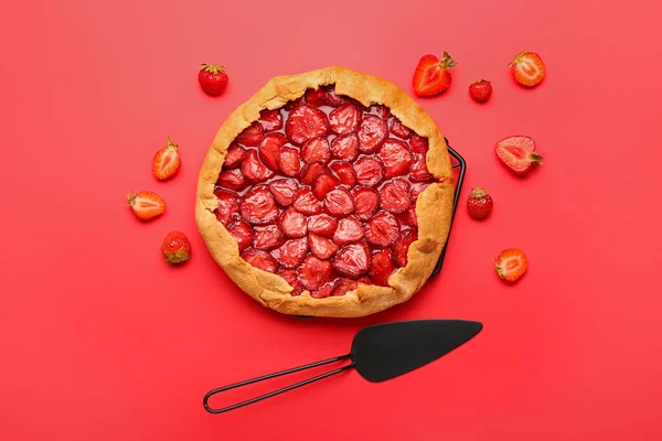 Tarte Aux Fraises Savoureuse Sur Fond Couleur — Photo