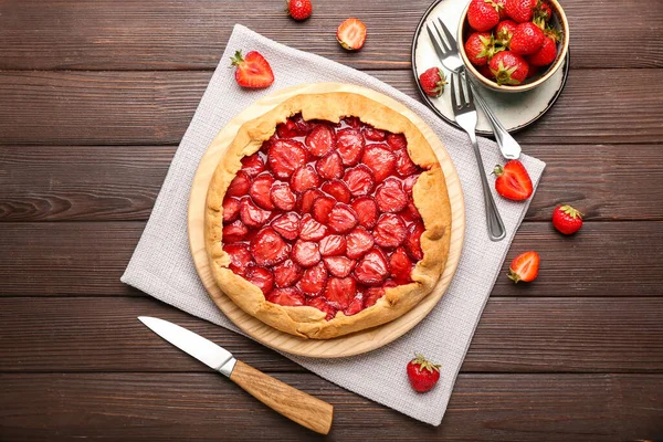 Composition Avec Tarte Aux Fraises Savoureuse Sur Fond Bois Foncé — Photo