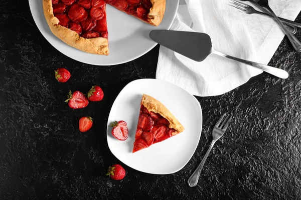 Composition Tasty Strawberry Pie Dark Background — Stock Photo, Image