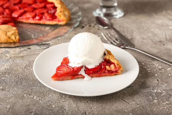 Plate Tasty Strawberry Pie Decorated Ice Cream Grunge Background — Stock Photo, Image
