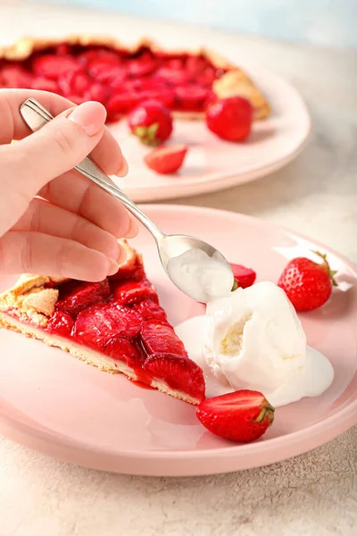 Woman Eating Tasty Strawberry Pie Light Background Closeup — Stock Photo, Image